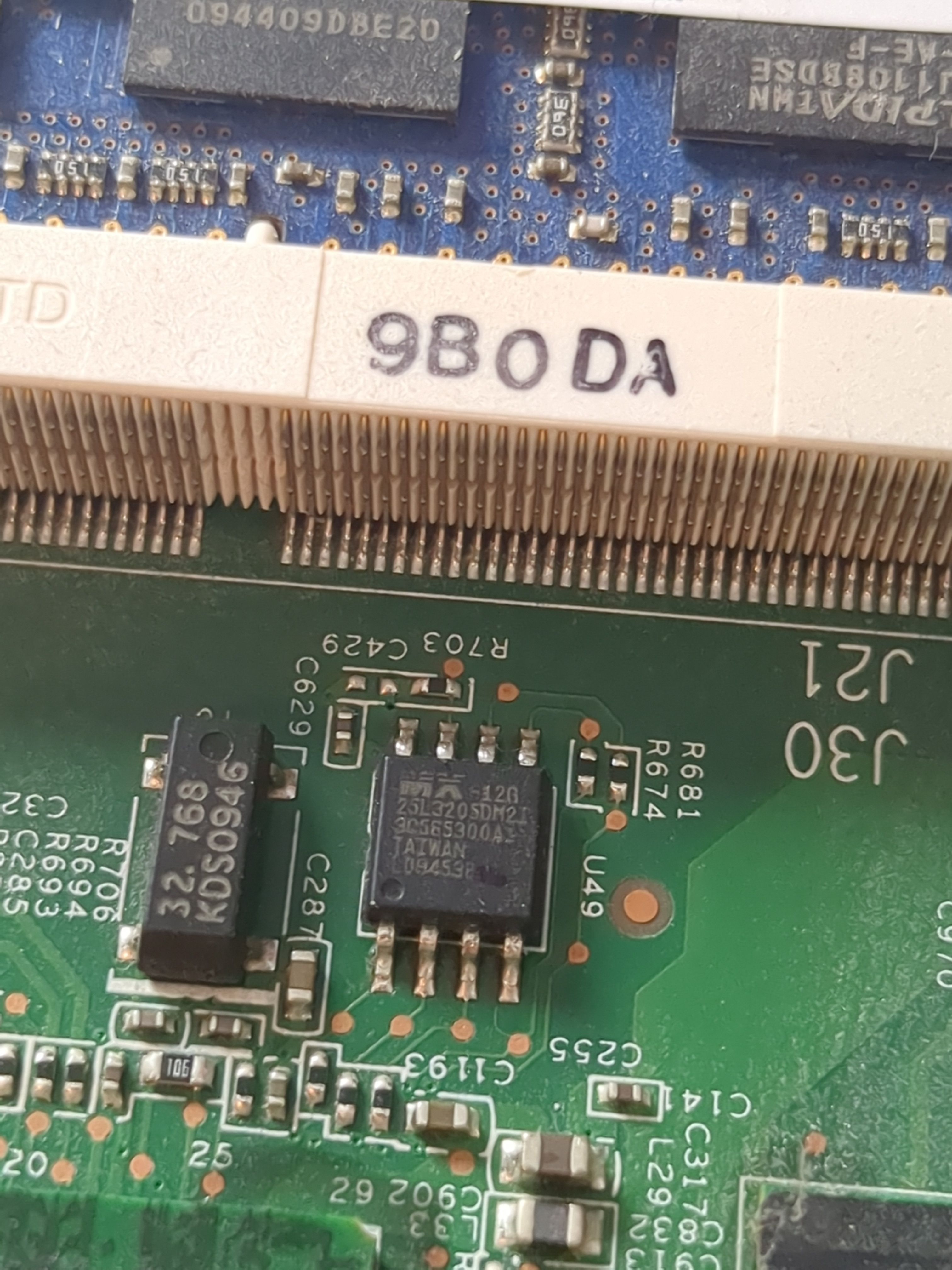 Close up picture of SOIC8 chip